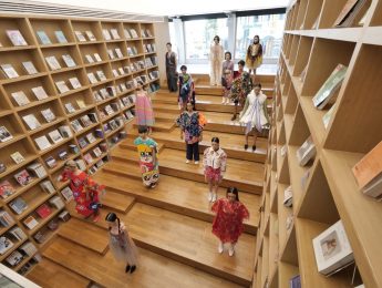 “Fashion in library” mini fashionshow เนื่องในโอกาสสุดพิเศษ การเปิดตัวอย่างเป็นทางการของห้องสมุดโฉมใหม่หลังการปรับปรุง มหาวิทยาลัยศิลปากร วังท่าพระ