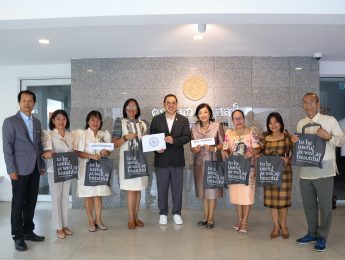 Executives of the Asia-Philippines Friendship Network visit the Faculty of Decorative Arts.