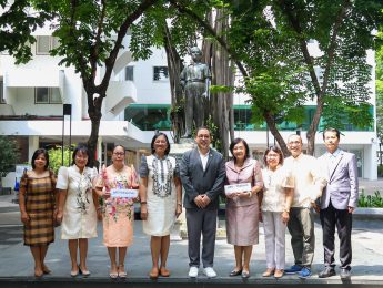 Executives of the Asia-Philippines Friendship Network visit the Faculty of Decorative Arts.